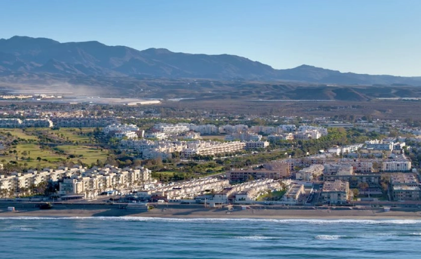 Entorno privilegiado - CABO GATA PLAZA